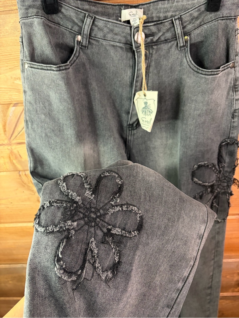 Easel NWT Hippie Chick Flower Appliqué Washed Black Wide Leg Jeans Size Medium 🖤 - Picture 4 of 7